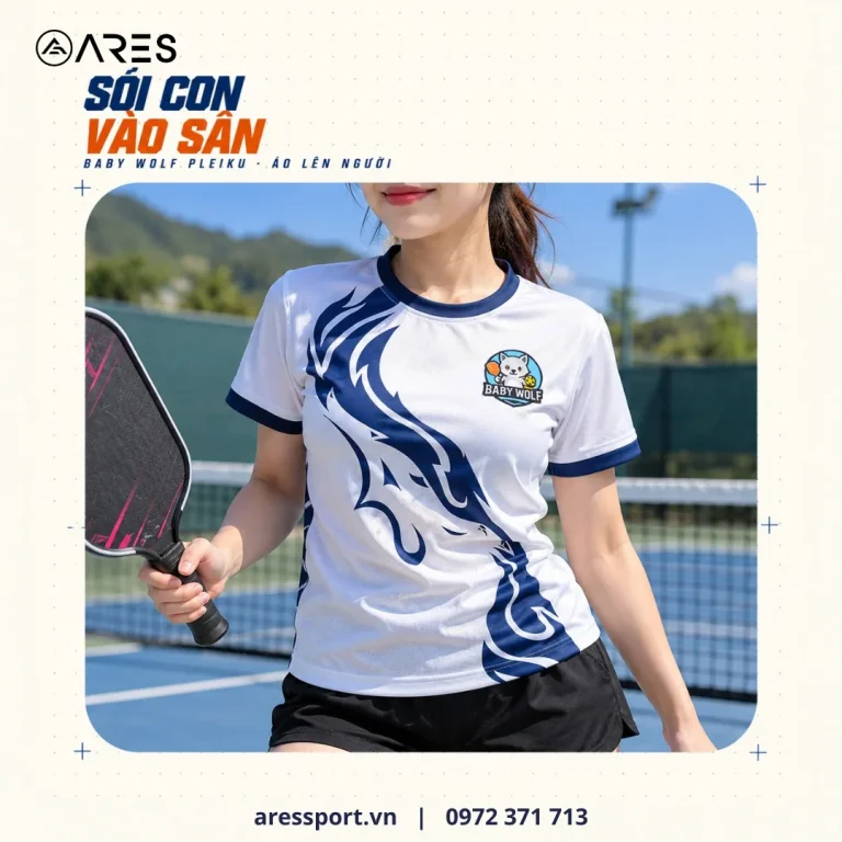 Ảnh minh họa áo lên người do AD dựng cảnh: áo pickleball cổ tròn trắng navy họa tiết sói Baby Wolf Pleiku
