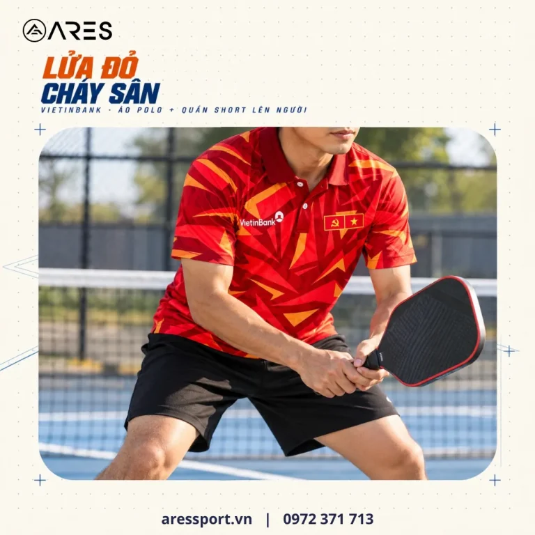 Ảnh minh họa áo lên người do AD dựng cảnh: áo polo pickleball in tràn đỏ và quần short đen VietinBank