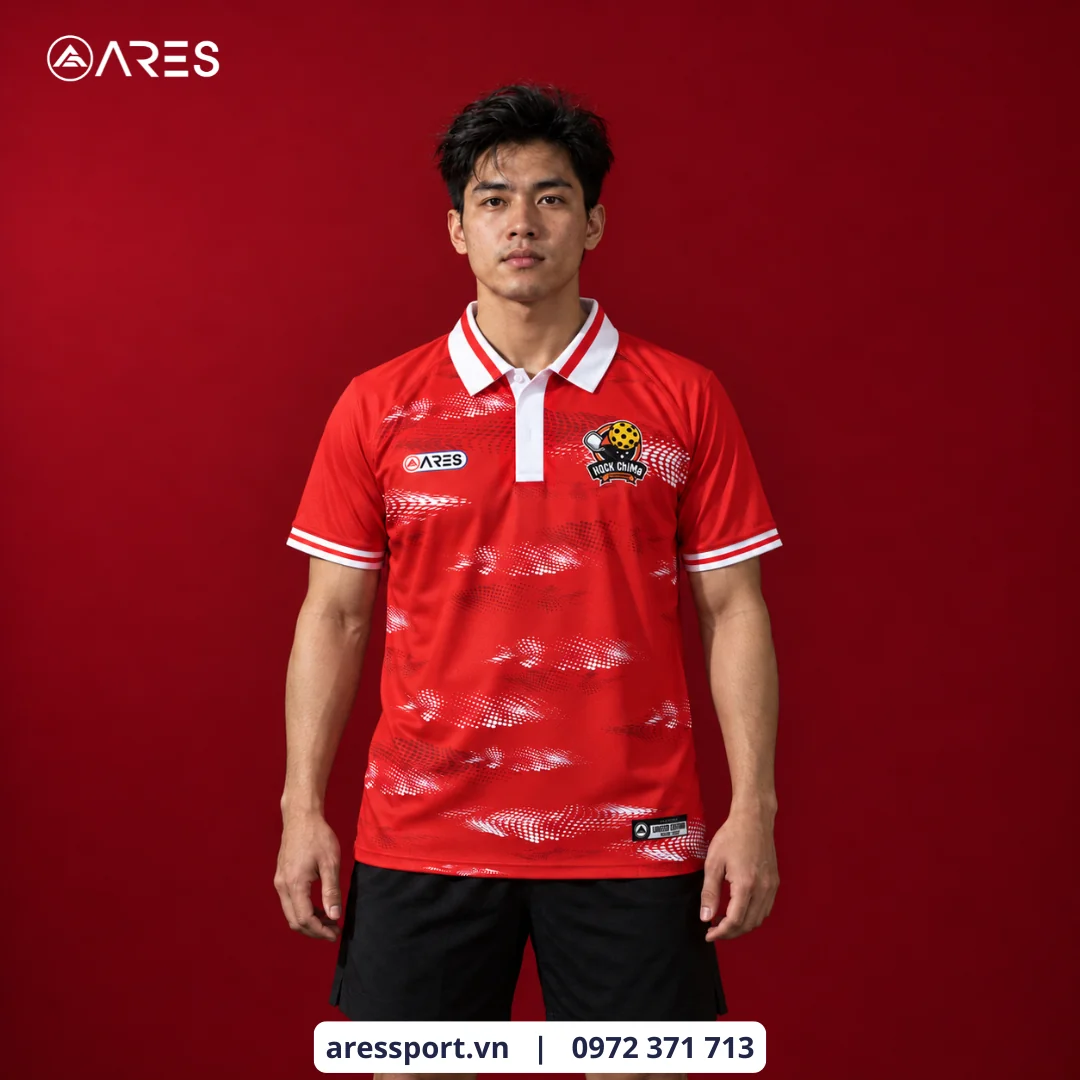 Ảnh minh họa áo lên người do AD dựng cảnh: người mẫu mặc polo đỏ CLB pickleball HQCK ChiMa ARES may bằng vải Mè Hàn Elite, phông studio đỏ