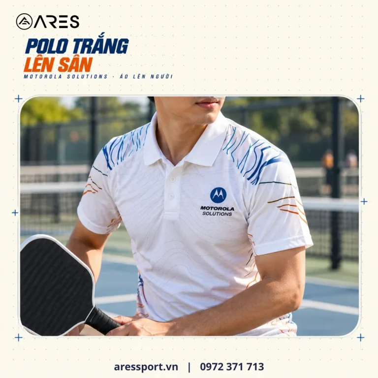 Ảnh minh họa áo lên người do AD dựng cảnh: áo polo pickleball trắng Motorola Solutions trên sân pickleball