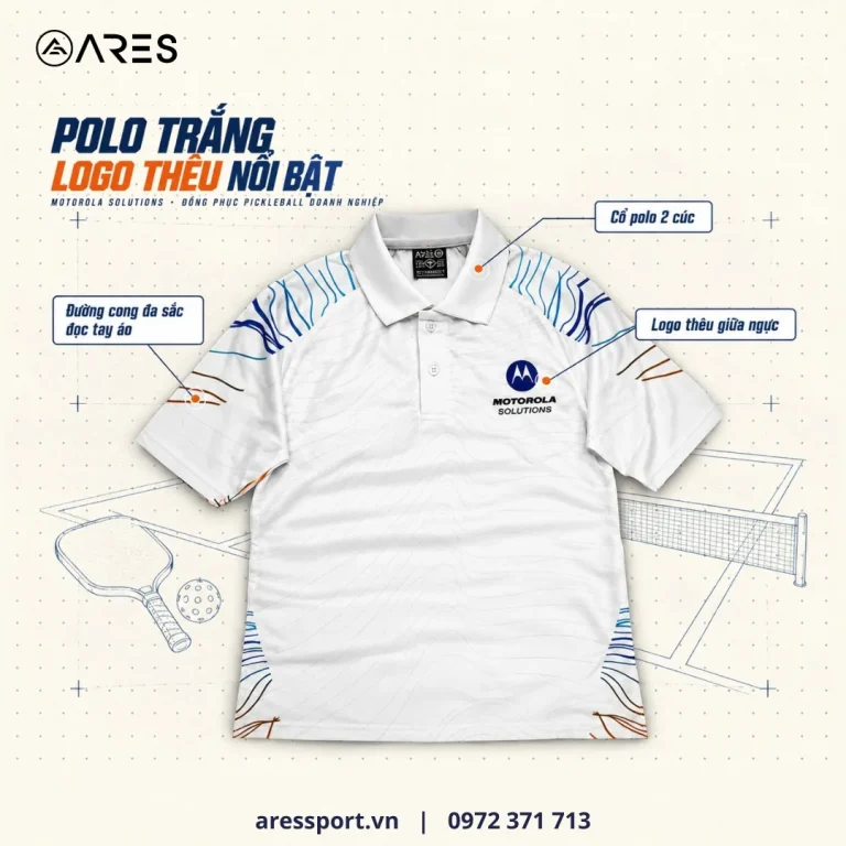 Ảnh minh họa áo polo pickleball trắng ARES may cho Motorola Solutions: logo thêu giữa ngực, đường cong đa sắc dồn về tay áo
