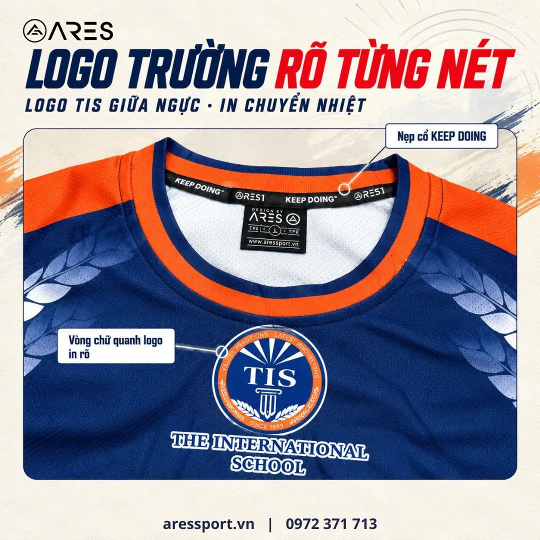 Ảnh minh họa cận logo trường TIS in chuyển nhiệt giữa ngực áo đá bóng, vòng chữ quanh logo rõ từng nét