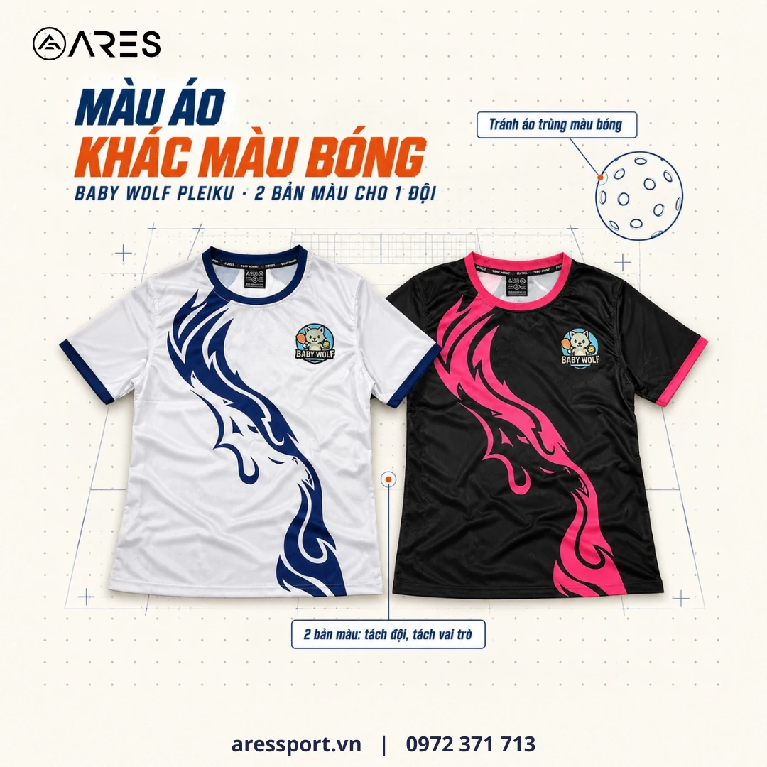 Cách chọn áo pickleball cho đội và CLB: kiểu cổ, vải, size, in tên Ảnh minh họa: hai bản màu trắng navy và đen hồng của áo CLB Baby Wolf Pleiku cạnh hình quả bóng pickleball