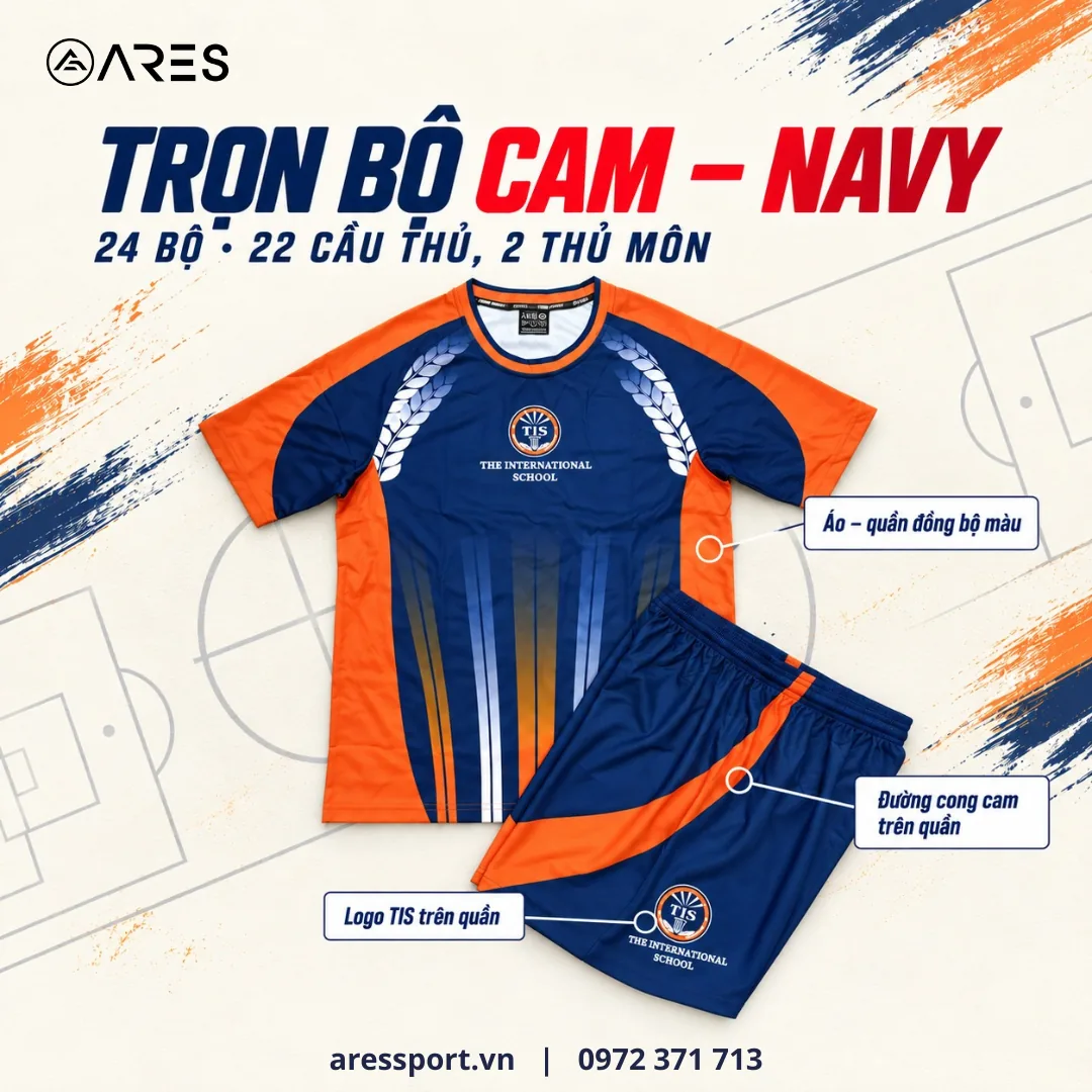 Ảnh minh họa trọn bộ áo và quần bóng đá trường TIS màu navy cam, logo TIS trên quần