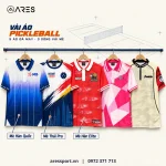 Ảnh minh họa: 5 áo pickleball ARES đã may cho MB, HCMC Pickleball Kabayan, CLB HQCK ChiMa, Pontech và Saigon Pickleball treo cạnh nhau, ghi dòng vải Mè Hàn Quốc, Mè Thái Pro, Mè Hàn Elite